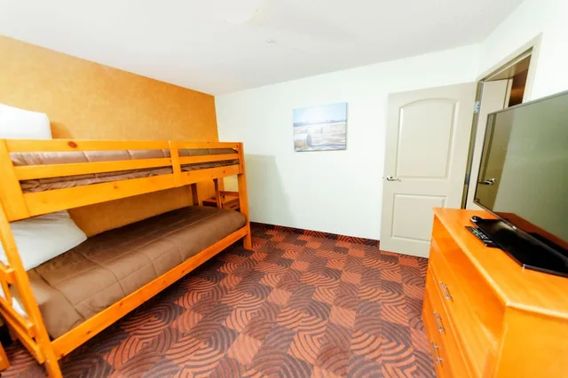 جناح عائلي بسرير كينج وسرير بطابقين، Service Plus Inns and Suites Calgary 4/4