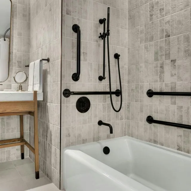 غرفة بسرير كينج بإطلالة على المسبح بشرفة لذوي الإعاقة، The Limited Hotel Charleston 7/8