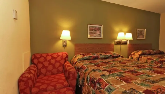 غرفة أساسية بسرير كوين وسرير كوين، Burnsville Inn & Suites (ex Americas Best Value Inn-Burnsville/Minneapolis) 1/1
