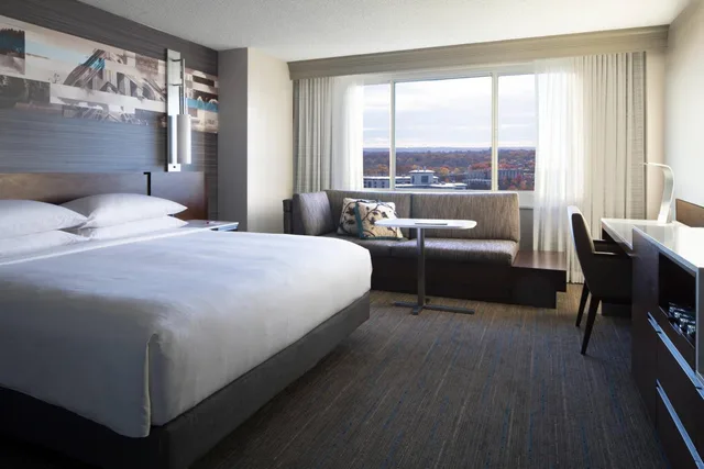 Room, King Bed, Sofa, High Floor, Concierge Level، Kansas City Marriott Country Club Plaza 3/6