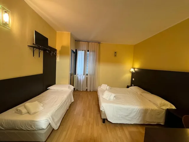 Economy, Triple, 1 Double and 1 Single Bed, Guidi 1/10
