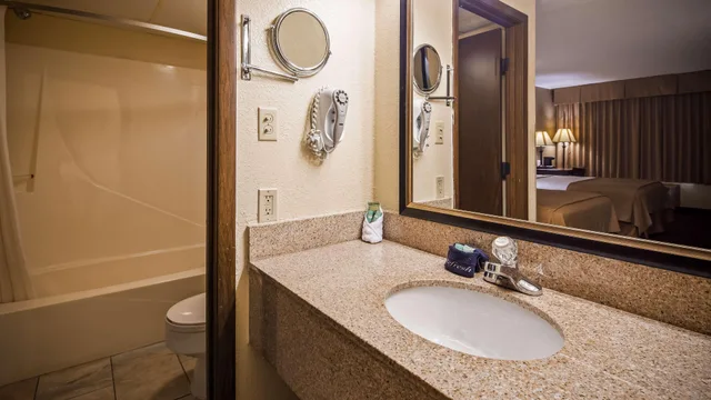 غرفة رباعية بسريرين مزدوجين، Best Western Center Pointe Inn 6/8