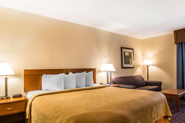 غرفة بسرير كينج لذوي الإعاقة، Quality Inn Morris I-80 2/4