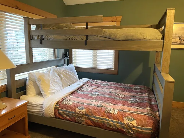 شقة سكنية بريميوم بسريرين كوين بغرفتي نوم، Cornerstone Lodge 2/2