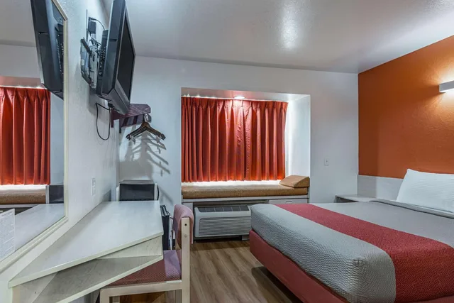 غرفة بسرير كوين لذوي الإعاقة، Motel6 McAlester, OK 1/9