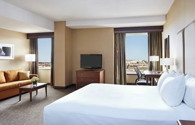 غرفة ركنية بسرير كينج مع أريكة، Hilton Saint John 2/4