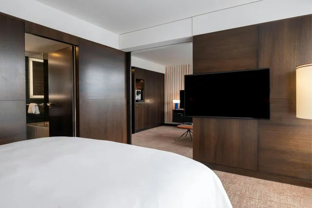 Suite, King Bed, Eiffel View, Terrace, High Floor، Renaissance Paris Arc de Triomphe Hotel 5/10