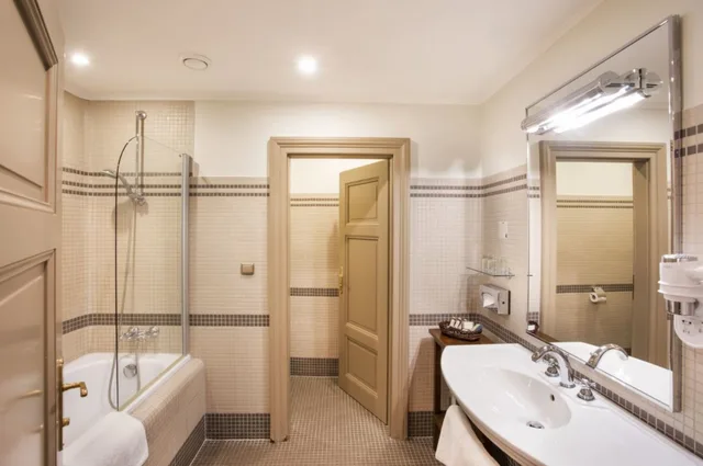 جناح جونيور، Iron Gate Hotel And Suites 6/7