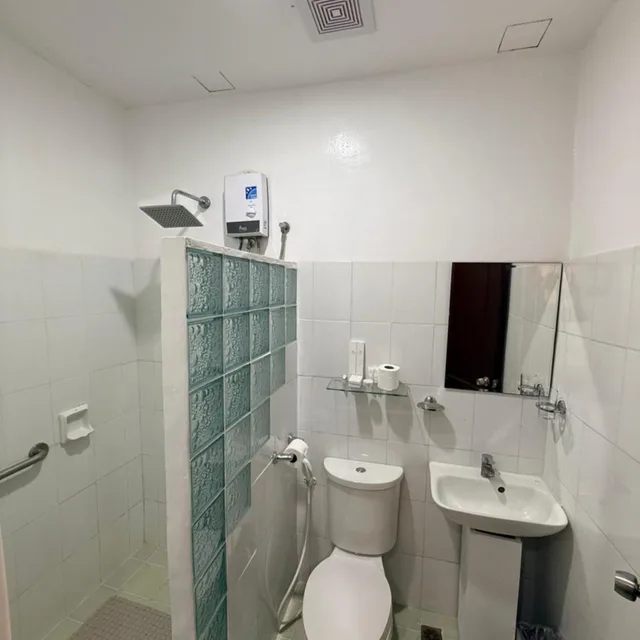 جناح بغرفتي نوم، Sierra Hotel 10/10