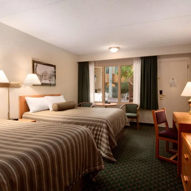 غرفة ديلوكس بسريرين كوين، Travelodge by Wyndham Winnipeg East 2/10