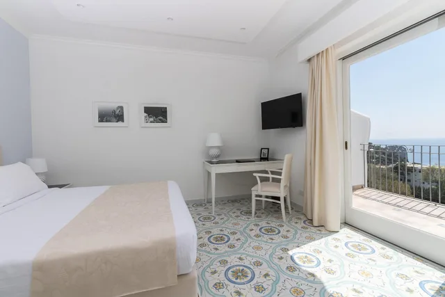 غرفة بسرير مزدوج أو سريرين منفصلين بإطلالة على البحر، Hotel Syrene Capri 1/8