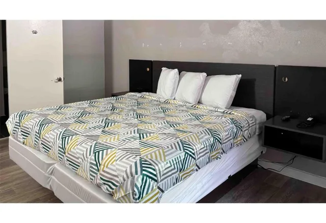 غرفة بسرير كينج بمطبخ للمدخنين، Motel6 Tallahassee, FL – North Monroe 1/10