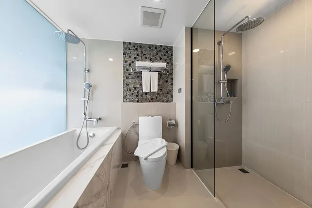 غرفة ديلوكس بسرير كوين بشرفة، Mayaana Beach Resort - Formerly Golden Tulip Pattaya Beach Resort 1/1
