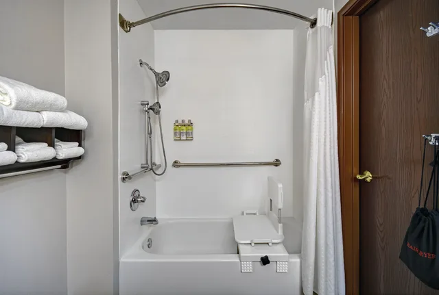 غرفة بسرير كوين لذوي الإعاقة، Holiday Inn Express Marshall 2/2