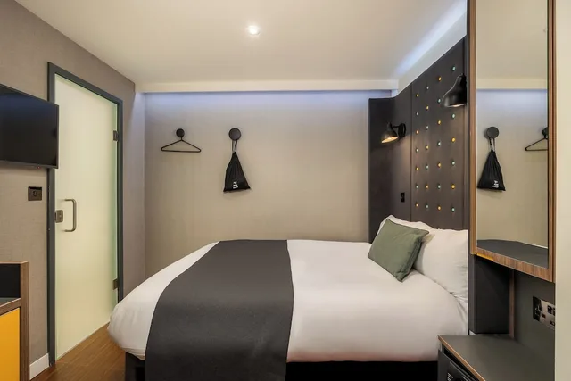 Cozy, Double Bed, No Window، Point A Hotel Paddington 1/9