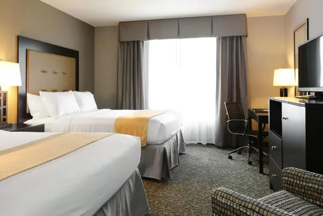 جناح بغرفتي نوم مع أريكة، Holiday Inn Hotel & Suites East Peoria 1/3
