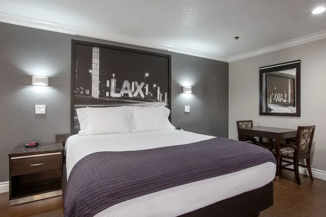 غرفة بسرير كينج لذوي الإعاقة، Elev8 Hotel Los Angeles LAX 1/4