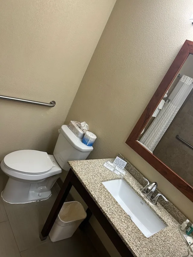 غرفة قياسية بسرير كوين لذوي الإعاقة، Quality Inn & Suites Bradford, PA 2/3