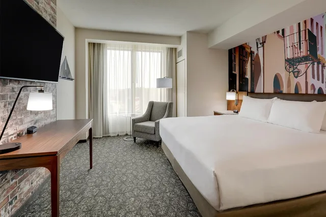 جناح بسرير كينج بغرفتين مع أريكة، Drury Plaza Hotel North Charleston 1/2