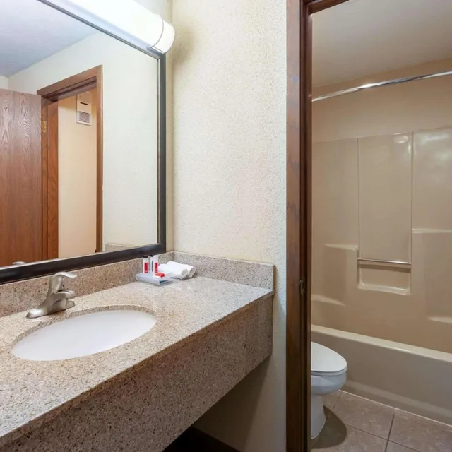 غرفة بسرير كينج بإطلالة على البحيرة يُسمح فيها بالحيوانات الأليفة، Baymont by Wyndham St. Ignace Lakefront 6/8