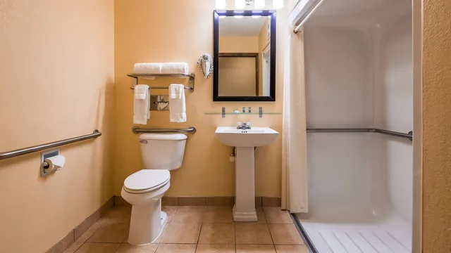 غرفة بسرير كوين لذوي الإعاقة، Best Western Muncie 3/3