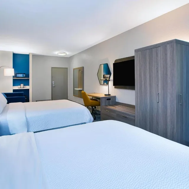 غرفة بسريرين كوين مع أريكة، Holiday Inn Express Hotel Suites Wauseon 2/3