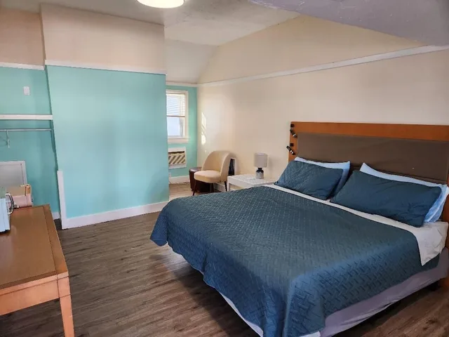 غرفة ديلوكس مفردة بسرير كينج، Jonathan Edwards Motel 7/9