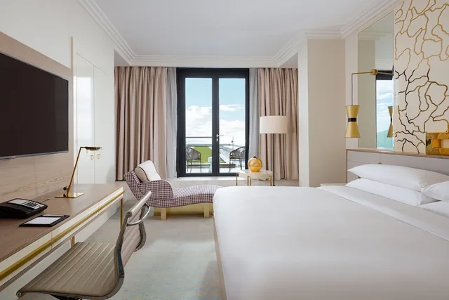 جناح بسرير كينج بإطلالة على البحر بشرفة بغرفة نوم واحدة للمدخنين، Marriot Baku Boulevard Hotel 1/8