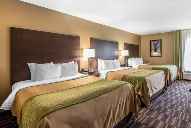 Upgrade, 3 Queen Beds، Comfort Inn & Suites Kansas City - Northeast 1/9
