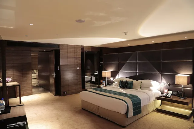 Neptune, Premier, Suite, King Bed, Lagoon View, Balcony, Bathtub، Sahara Star Mumbai 3/4