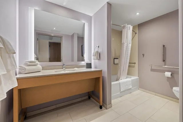 جناح بسريرين كوين بغرفة نوم واحدة مع أريكة لذوي الإعاقة، Hyatt Place Rapid City / Downtown 3/3