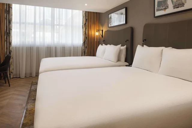 جناح بسريرين مزدوجين مع أريكة، DoubleTree by Hilton London Victoria 2/10