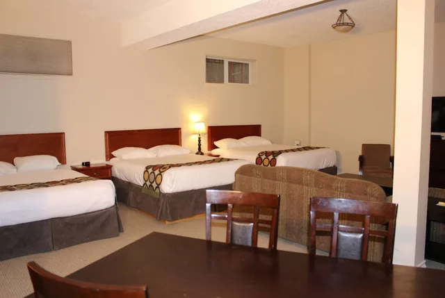 Basement, 3 Queen Beds، Super 8 by Wyndham Cochrane 1/2