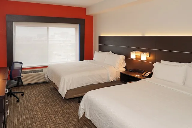 غرفة قياسية بسريرين كوين بحوض استحمام لذوي الإعاقة، Holiday Inn Express Suites Denver Aurora Medical Campus 1/1