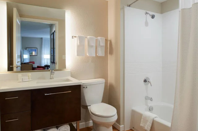 جناح بسرير كوين بغرفة نوم واحدة مع أريكة، Towneplace Suites Richmond 3/3