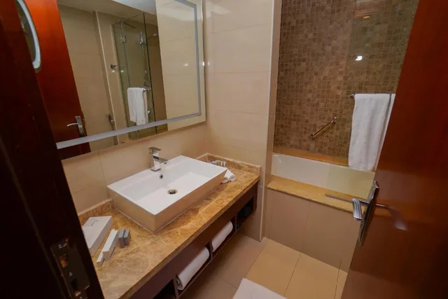 غرفة تنفيذية، The Grand Lux Hotel 2/2