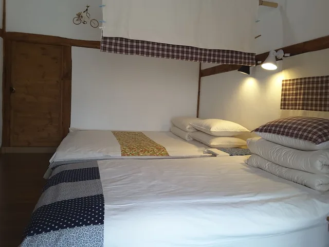 غرفة ثلاثية بسرير مزدوج وسرير فردي، Yettle Hanok Stay 1/3