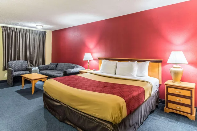 Suite, King Bed, Smoking, Econo Lodge Whiteville, NC 2/4