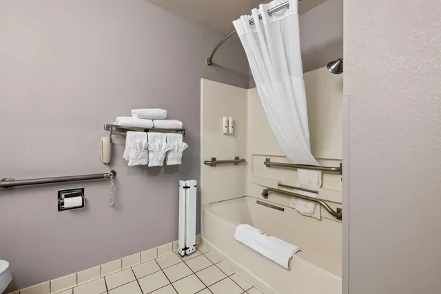 غرفة بسرير كينج لذوي الإعاقة، Quality Inn near Monument Health Rapid City Hospital 5/5