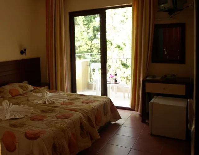 شقة بسريرين منفصلين بإطلالة على المسبح بغرفة نوم واحدة مع أريكة، Lemas Suite Hotel 8/10