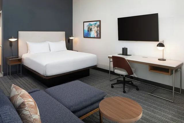 غرفة بسرير كينج مع أريكة لذوي الإعاقة، Courtyard By Marriot Sand City Monterey 3/6