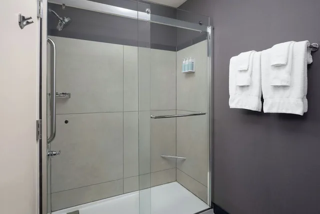 غرفة بسرير كينج مع أريكة، Courtyard By Marriott Valdosta 5/5