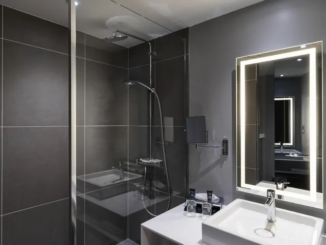 غرفة قياسية بسرير مزدوج وسرير فردي مع أريكة، Novotel Leicester 7/8
