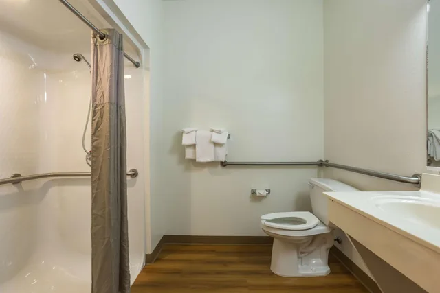 غرفة بسرير كوين لذوي الإعاقة، Motel6 Dale, IN 6/8