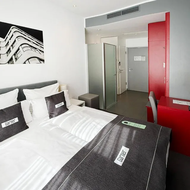 غرفة قياسية بسرير كينج وسرير كوين، Garner Hotel Berlin - Gendarmenmarkt by IHG 4/10