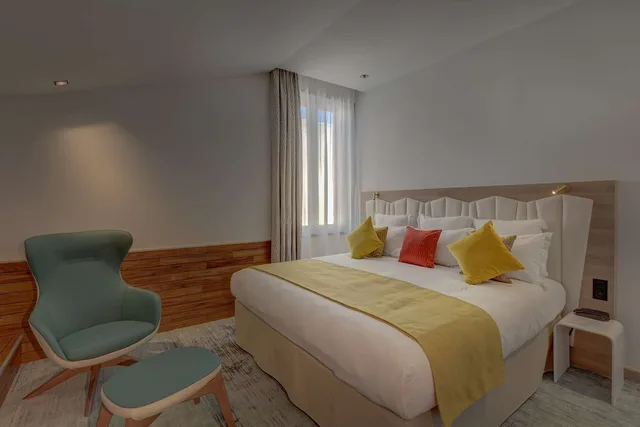 جناح سوبيريور بسرير كينج بشرفة بحوض استحمام، Best Western Plus Hotel Comedie Saint-Roch 1/2