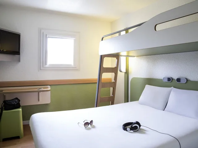 Room, Triple, Multiple Beds، Ibis Budget Versailles Chateau Saint Cyr 3/5