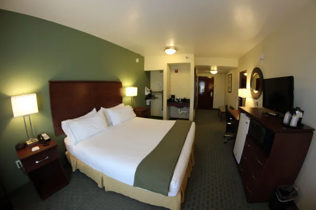 جناح بسريرين كوين، Holiday Inn Express and Suites Cocoa 4/10