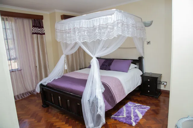 جناح جونيور بسرير كوين بمنطقة جلوس بحوض استحمام، Orchid Homes 1/2