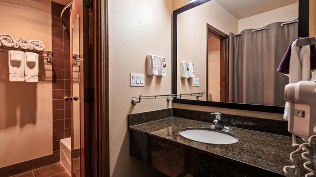 غرفة بسرير كينج بجاكوزي، Best Western Elko Inn 4/6